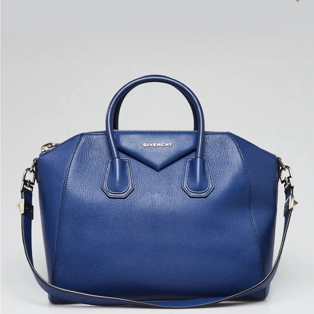 GIVENCHY
Goatskin Leather Medium Antigona Bag